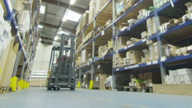 raf sıraları arasında bir fabrika veya depo sürüş forklift sürücüsü