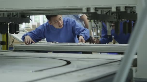 Maschinenbediener in einer Fabrik bei der Überprüfung des Prozesses — Stockvideo