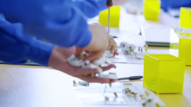 Team männlicher Arbeiter in einer Fabrik, die elektrische Armaturen montiert — Stockvideo