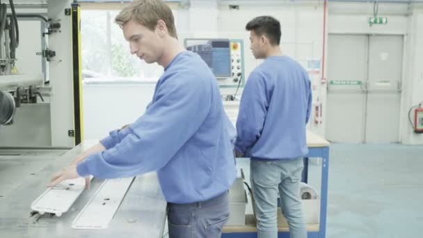 Equipo étnico mixto de operadores de máquinas en una fábrica — Vídeo de stock