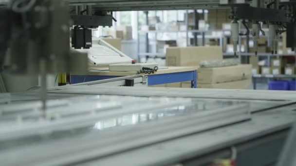 Mesin pabrik dengan robot yang sedang beroperasi — Stok Video
