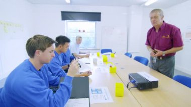 Şirket toplantısı veya seminer eğitimi katılan işçiler
