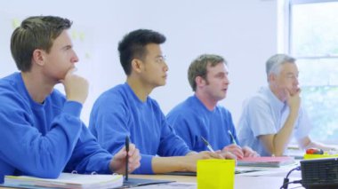 karışık bir etnik grup ekibi el ile çalışanların şirket toplantı veya eğitim semineri katılıyor