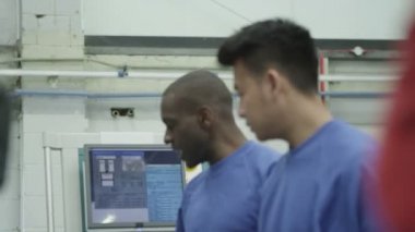 mutlu karışık etnik takım fabrikasında makine operatörleri