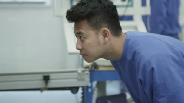 Equipe de etnia mista de operadores de máquinas em uma fábrica — Vídeo de Stock