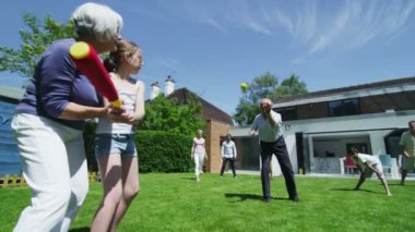 Aile ve arkadaşlar birçok nesildir oynarken spor bahçede güneşli bir günde