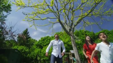 Spor oynamak ve eğlenmek bahçede bir yaz gününde Asya aile