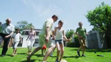 Aile ve arkadaşlar birçok nesildir oynarken spor bahçede güneşli bir günde