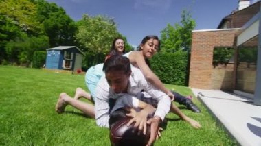 Spor oynamak ve eğlenmek bahçede bir yaz gününde Asya aile