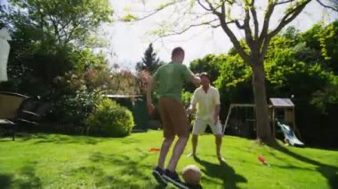 genç çocuk babası futbol güneşli bir günde dışarıda oynamak