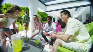 aileniz ve arkadaşlarınızla çeşitli grup güneşli bir bahçe ferahlık zevk