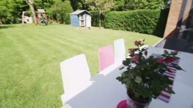 Şık modern ev ve Bahçe yaz aylarında dış görünümü