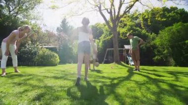 genç kızın ailesi futbol güneşli bir günde dışarıda oynamak