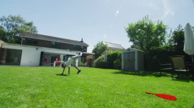 bir aydınlık yaz günü bahçede oynarken sevimli genç çocuk