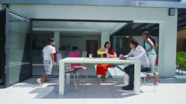 Asya aile suyu modern evlerinin terasında güneşli bir günde içme.