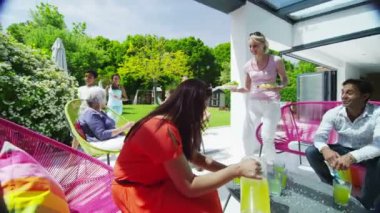 aileniz ve arkadaşlarınızla çeşitli grup güneşli bir bahçe ferahlık zevk