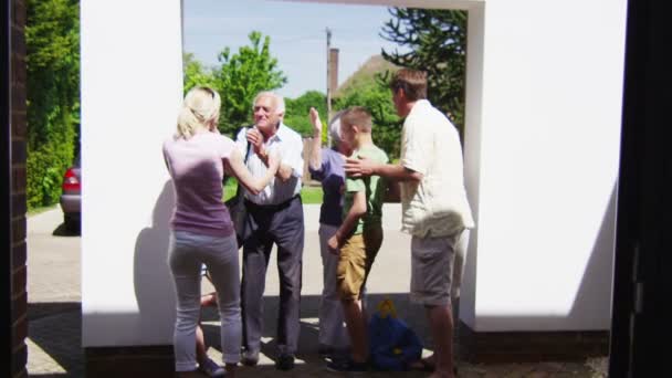 Générations d'une famille embrasser à l'extérieur de la maison familiale — Video