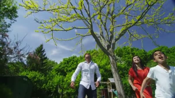 Glücklich asiatische Familie Sport treiben und Spaß im Garten an einem Sommertag — Stockvideo