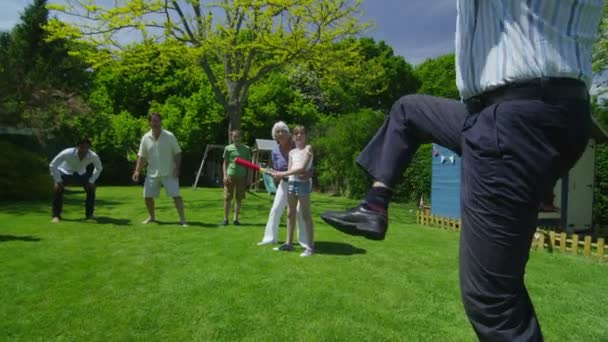 Família e amigos de muitas gerações praticando esportes no jardim em um dia ensolarado — Vídeo de Stock