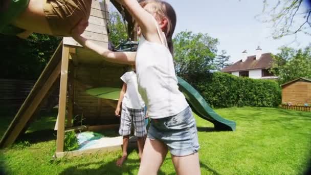 Jóvenes amigos felices juegan juntos en un parque infantil en un día de verano — Vídeos de Stock