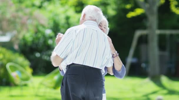 Couple sénior romantique dansant ensemble à l'extérieur un jour d'été — Video