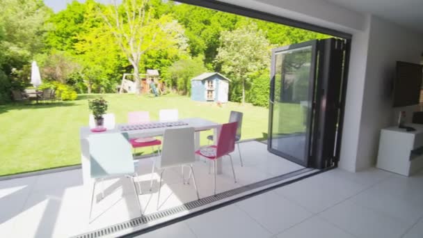 Kijk rond een stijlvolle moderne huis met terras in de zomer — Stockvideo