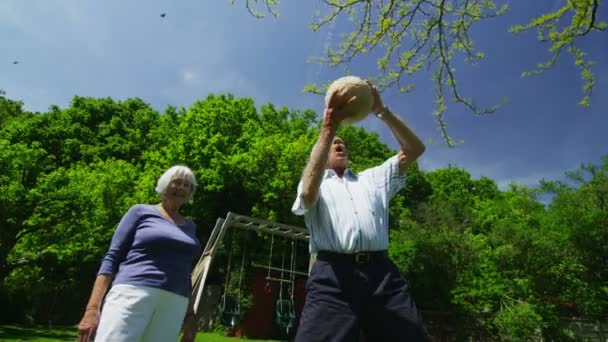 Familia y amigos de muchas generaciones divirtiéndose en el jardín en un día de verano — Vídeo de stock