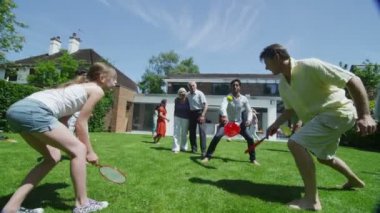 Aile ve arkadaşlar birçok nesildir oynarken spor bahçede güneşli bir günde