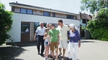 mutlu beyaz bir aile evlerinin önünde bir nesil güneşli bir günde