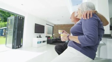 romantik emekli çift kucaklamak ve onların bahçe içinde bir yaz gününde dikkat et