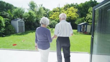 birlikte bir yaz günü açık havada dans romantik kıdemli Çift