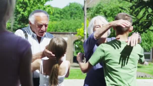 Los abuelos felices llegan para una visita con su familia — Vídeo de stock