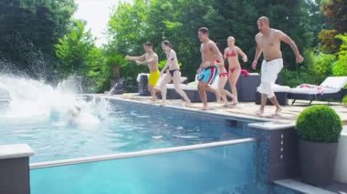 arkadaşlar havuza atlamak