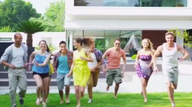 arkadaşları kamera doğru koşmak