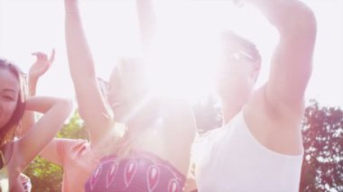 arkadaşlar açık havada birlikte dans