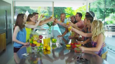 mutlu sağlıklı suyu içme arkadaş grubu modern ev mutfağında içki içer.