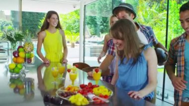 mutlu sağlıklı suyu içme arkadaş grubu modern ev mutfağında içki içer.