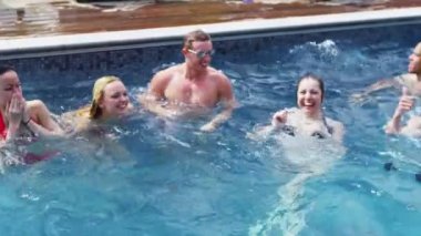 arkadaşlar poz yüzme havuzunda