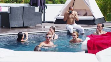 havuz başında takılmayı arkadaşlar