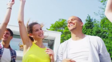 arkadaşlar açık havada birlikte dans