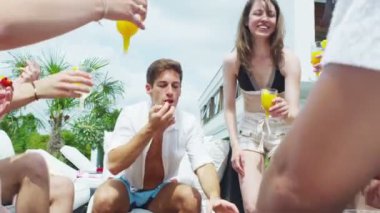 havuz başında takılmayı arkadaşlar