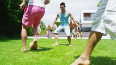 erkek arkadaş atletik grup çağdaş ev bahçesinde futbol oynamak