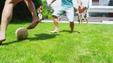 erkek arkadaş atletik grup çağdaş ev bahçesinde futbol oynamak
