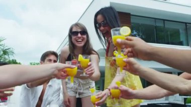 havuz başında takılmayı arkadaşlar