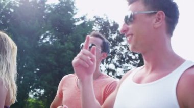 arkadaşlar açık havada asılı