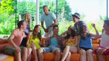 Genç arkadaşlar modern evde takılmayı mutlu grup portresi