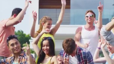 arkadaşlar açık havada birlikte dans