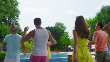 heyecanlı bir grup arkadaşıyla tatil ev ve havuz başında görünmeye çalışma varmak