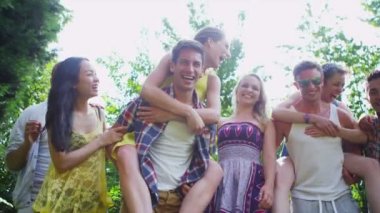 arkadaşlar açık havada güneş ışığı