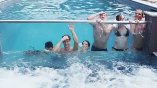 Amigos disfrutando de fiesta piscina — Vídeo de stock